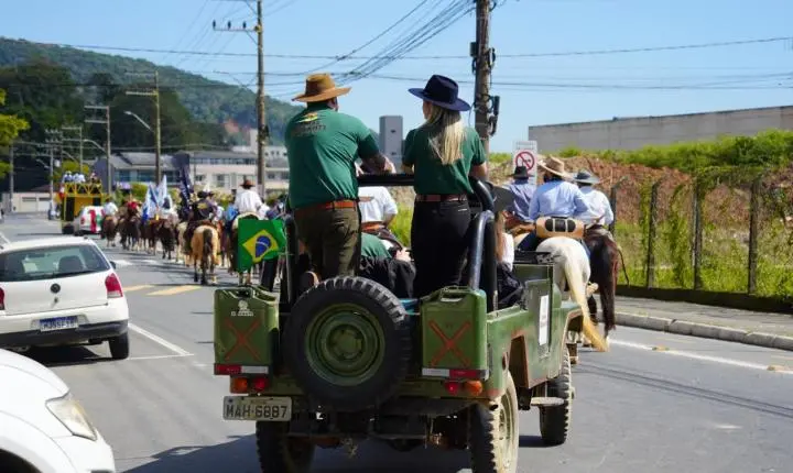 Chama Crioula chega a Balneário Camboriú e marca início das festas farroupilhas