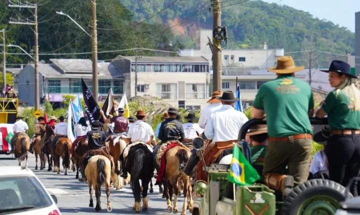 Chama Crioula chega a Balneário Camboriú e marca início das festas farroupilhas