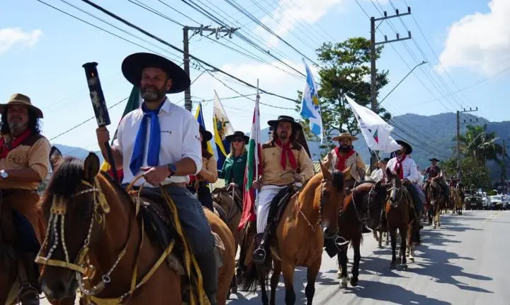 Chama Crioula chega a Balneário Camboriú e marca início das festas farroupilhas