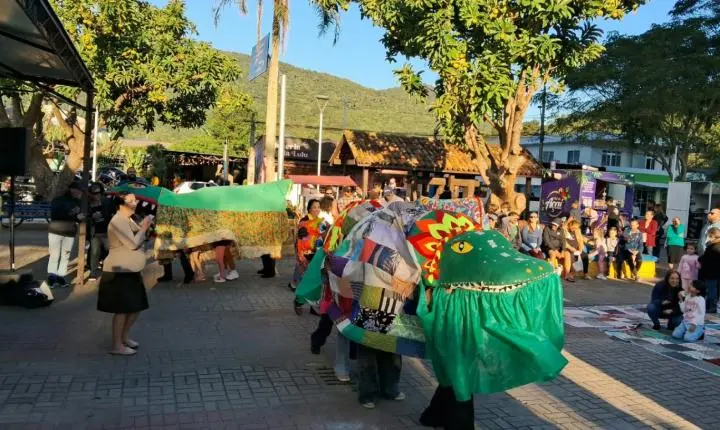 Ciça Müller reforça compromisso com a preservação do Boi de Mamão em Encontrão na Praça do Pescador