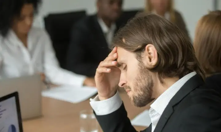 Com mais de 546 mil benefícios por transtornos mentais, autoconhecimento entra no debate sobre saúde mental 