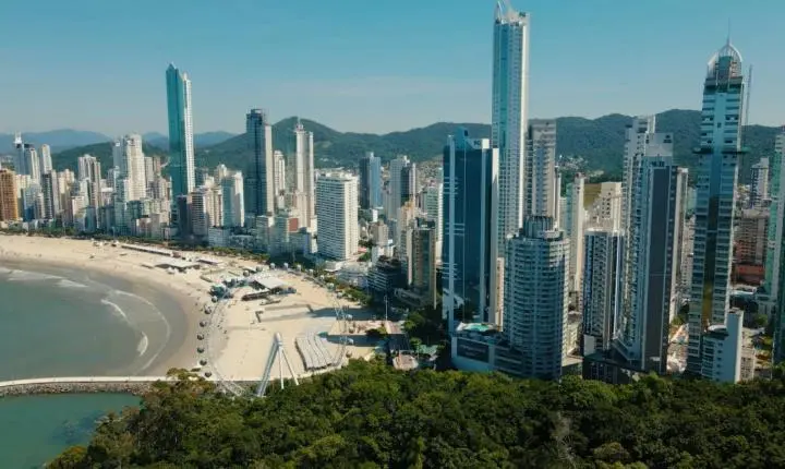Com R$ 135 milhões em outorgas, Balneário Camboriú quer ampliar arrecadação com nova lei que permite arranha-céus nos bairros
