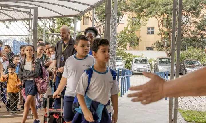 ​Como o monitoramento em tempo real reduz a ansiedade dos pais durante o deslocamento dos filhos até a escola.