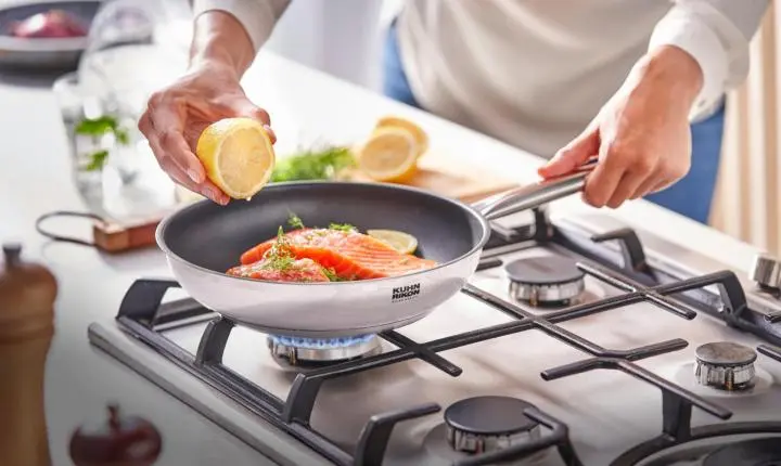 Compra da semana vira projeto na cozinha: Bistek chega à 11ª campanha de selos, e a coleção da vez traz panelas de marca suíça