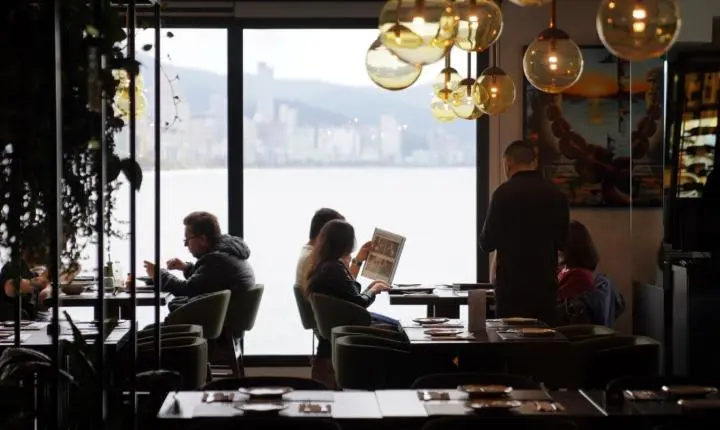 Conheça o restaurante de frutos do mar construído sobre o mar de Santa Catarina
