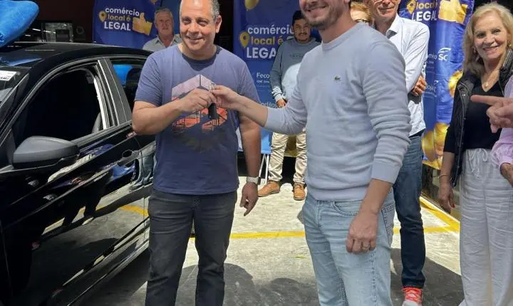 Consumidor de Balneário Camboriú recebe carro zero-quilômetro da promoção Comércio Local é Legal