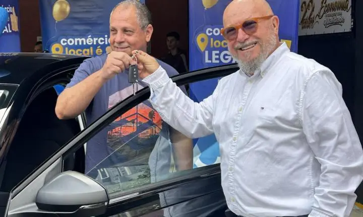 Consumidor de Balneário Camboriú recebe carro zero-quilômetro da promoção Comércio Local é Legal