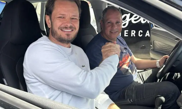 Consumidor de Balneário Camboriú recebe carro zero-quilômetro da promoção Comércio Local é Legal