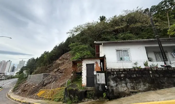 Contenção impede que rochas atinjam a via após desprendimento de talude da Rua Indonésia