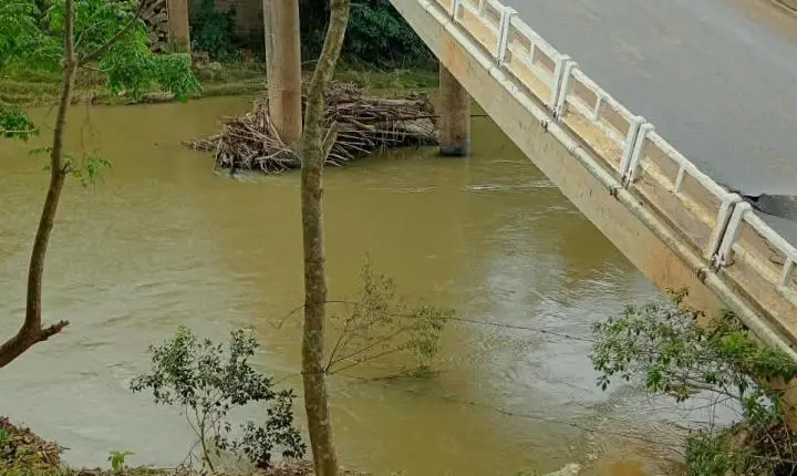 Corpo de Bombeiros atende casal após queda de ponte em Canelinha