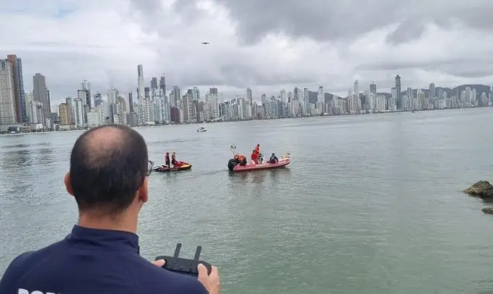 Corpo de Bombeiros continua procurando rapaz desaparecido na Barra Sul