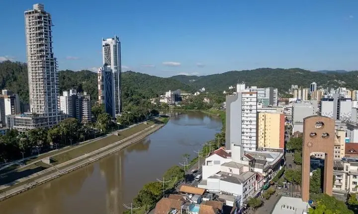 Crédito privado ganha espaço na construção civil e impulsiona antecipação de obras em Santa Catarina