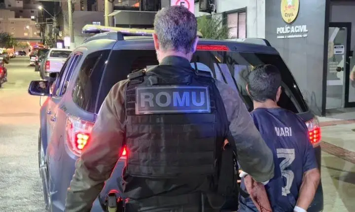 Criminoso com ficha extensa é preso pela Guarda Municipal de Balneário Camboriú após tentativa de fuga com moto furtada 