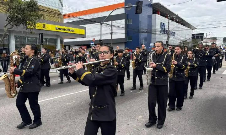 Desfile Cívico reúne cerca de 5 mil pessoas no Centro de Balneário Camboriú