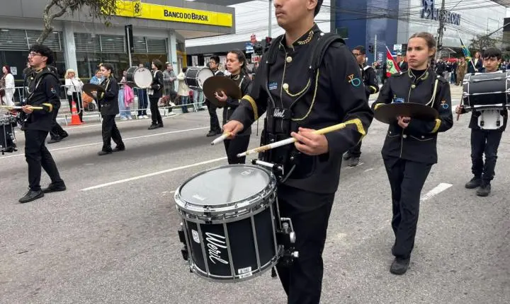 Desfile Cívico reúne cerca de 5 mil pessoas no Centro de Balneário Camboriú