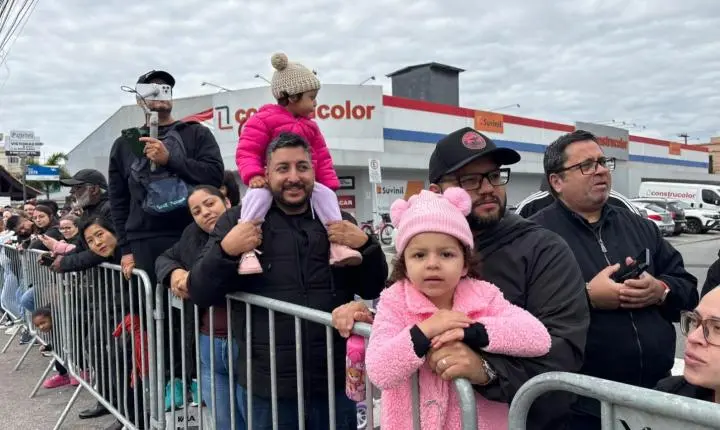 Desfile Cívico reúne cerca de 5 mil pessoas no Centro de Balneário Camboriú