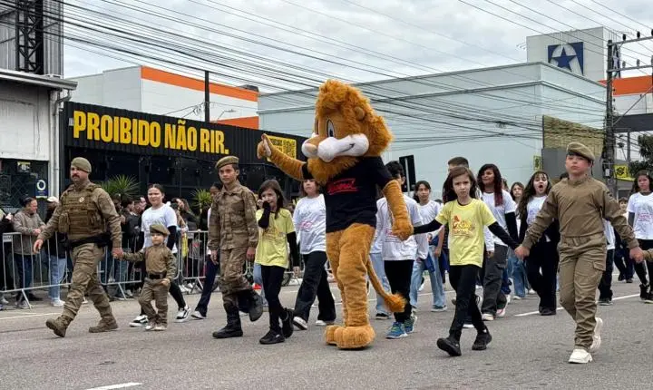 Desfile Cívico reúne cerca de 5 mil pessoas no Centro de Balneário Camboriú