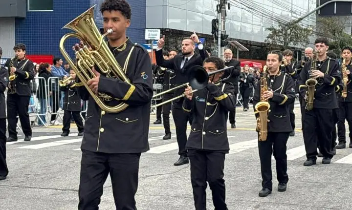 Desfile Cívico reúne cerca de 5 mil pessoas no Centro de Balneário Camboriú
