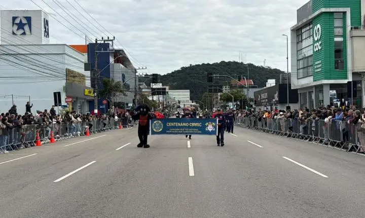 Desfile Cívico reúne cerca de 5 mil pessoas no Centro de Balneário Camboriú