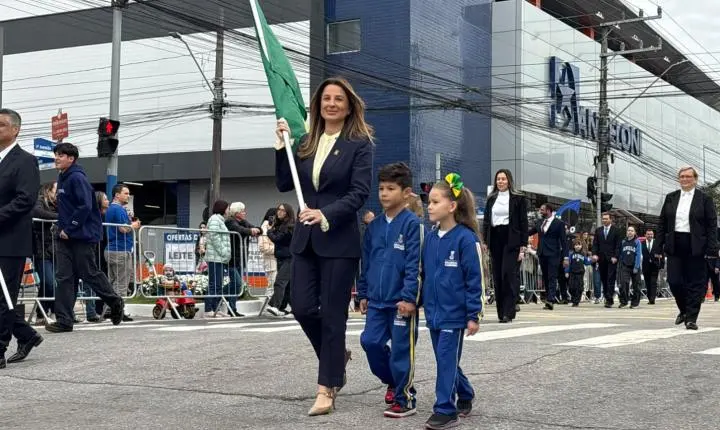 Desfile Cívico reúne cerca de 5 mil pessoas no Centro de Balneário Camboriú