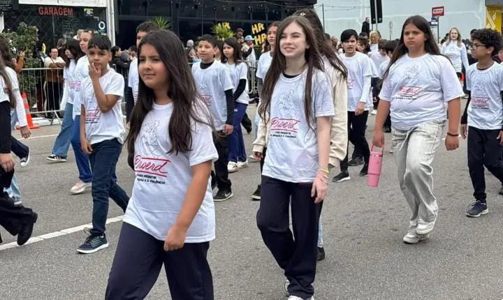 Desfile Cívico reúne cerca de 5 mil pessoas no Centro de Balneário Camboriú