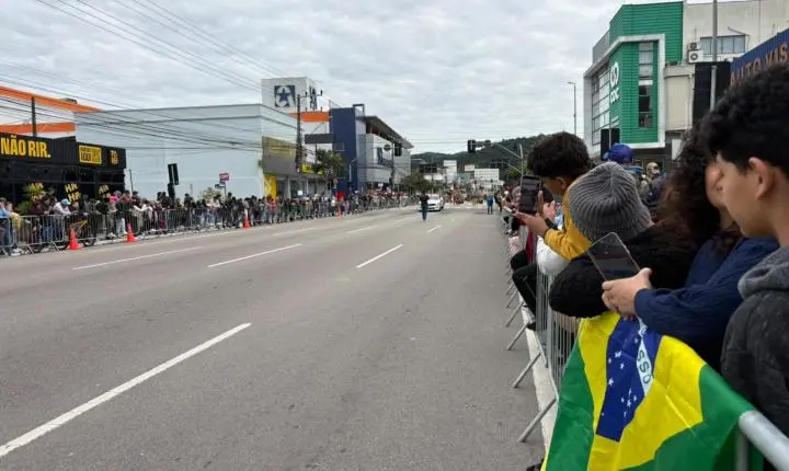 Desfile Cívico reúne cerca de 5 mil pessoas no Centro de Balneário Camboriú