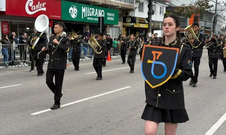 Desfile Cívico reúne cerca de 5 mil pessoas no Centro de Balneário Camboriú