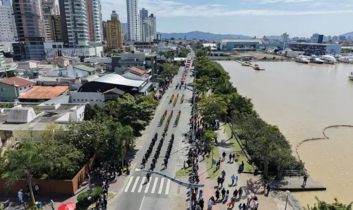 Desfile de 7 de Setembro em Itajaí leva 22 mil pessoas à Beira Rio