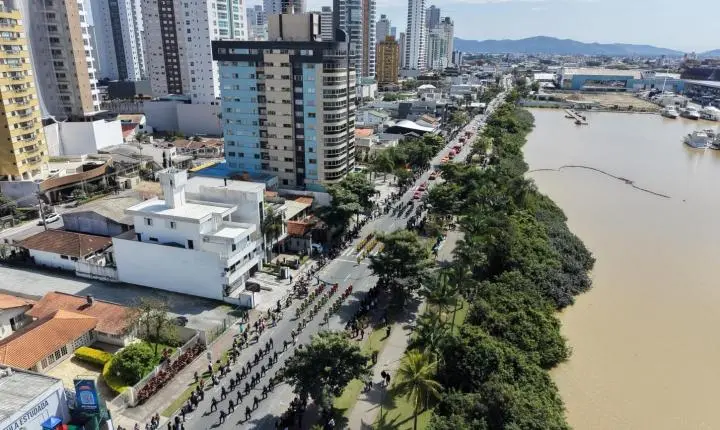 Desfile de 7 de Setembro em Itajaí leva 22 mil pessoas à Beira Rio