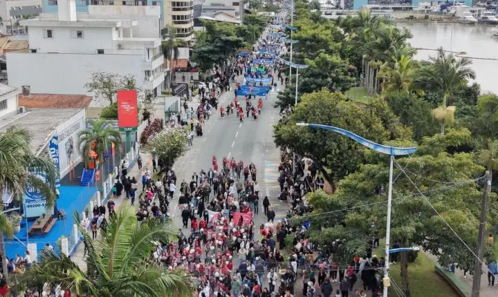 Desfile de 7 de Setembro em Itajaí leva 22 mil pessoas à Beira Rio