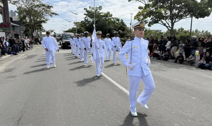 Desfile de 7 de Setembro em Itajaí leva 22 mil pessoas à Beira Rio
