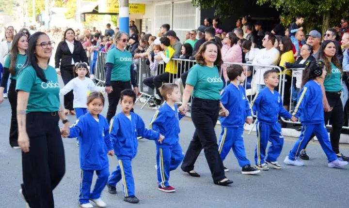 Desfile na Barra encerra celebração de 7 de setembro em Balneário Camboriú