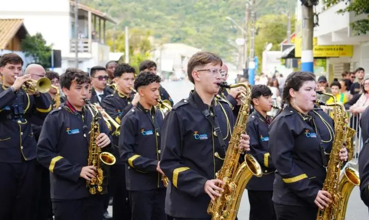Desfile na Barra encerra celebração de 7 de setembro em Balneário Camboriú
