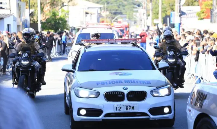Desfile na Barra encerra celebração de 7 de setembro em Balneário Camboriú
