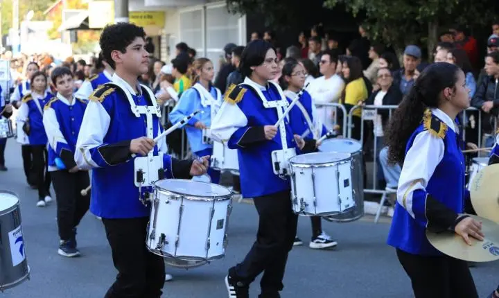Desfile na Barra encerra celebração de 7 de setembro em Balneário Camboriú