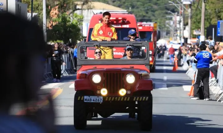 Desfile na Barra encerra celebração de 7 de setembro em Balneário Camboriú
