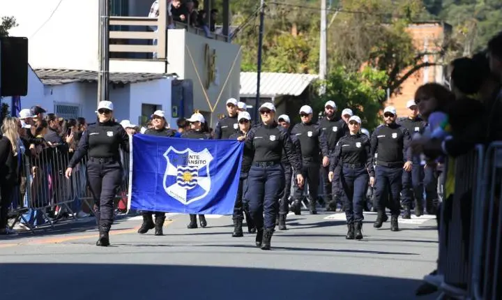 Desfile na Barra encerra celebração de 7 de setembro em Balneário Camboriú