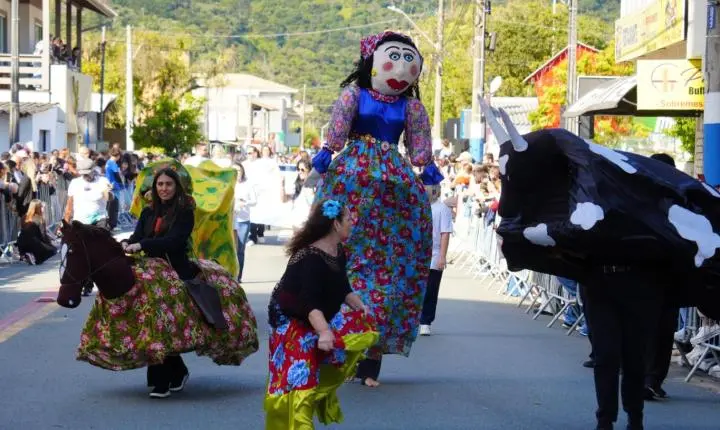 Desfile na Barra encerra celebração de 7 de setembro em Balneário Camboriú