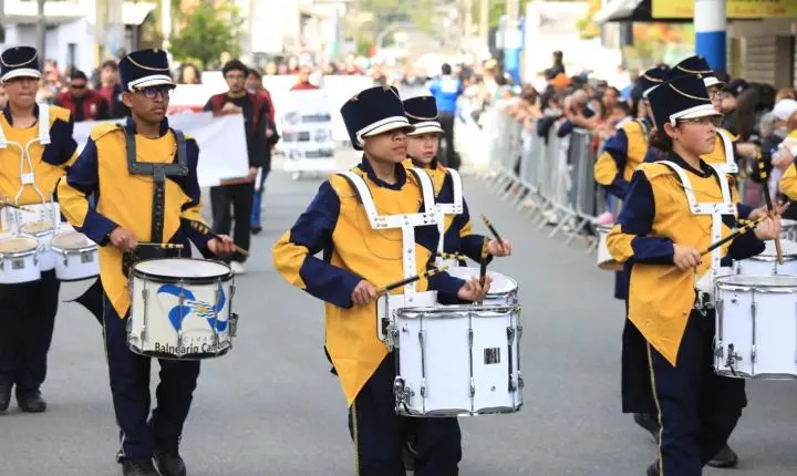 Desfile na Barra encerra celebração de 7 de setembro em Balneário Camboriú