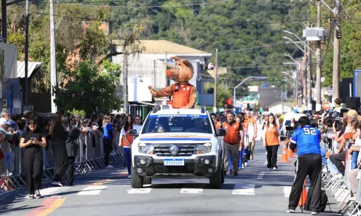 Desfile na Barra encerra celebração de 7 de setembro em Balneário Camboriú