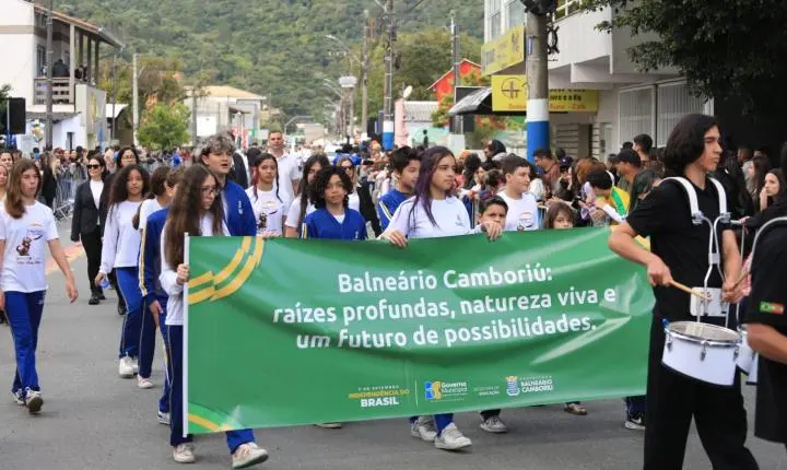 Desfile na Barra encerra celebração de 7 de setembro em Balneário Camboriú