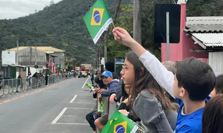 Desfiles Cívicos ocorrem nesta segunda com alterações no trânsito em Balneário Camboriú