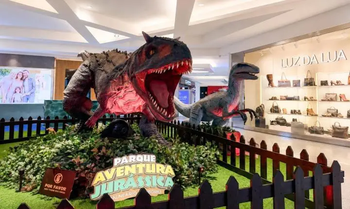 Dinossauros em tamanho gigante transformam as férias de julho em uma aventura no Itajaí Shopping