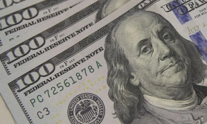 Dólar encosta em R$ 5,10 com tarifaço e tensão global