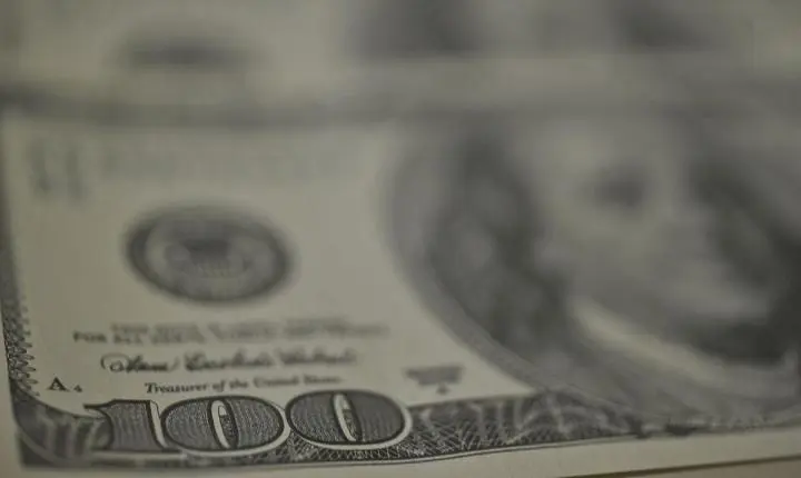 Dólar recua, bolsa cai e petróleo dispara com tensão no Oriente Médio