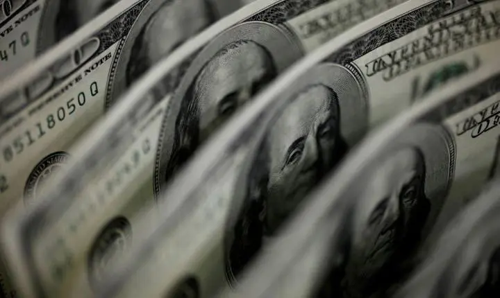 Dólar sobe para R$ 5,11, e bolsa fica estável, apesar de tensão global
