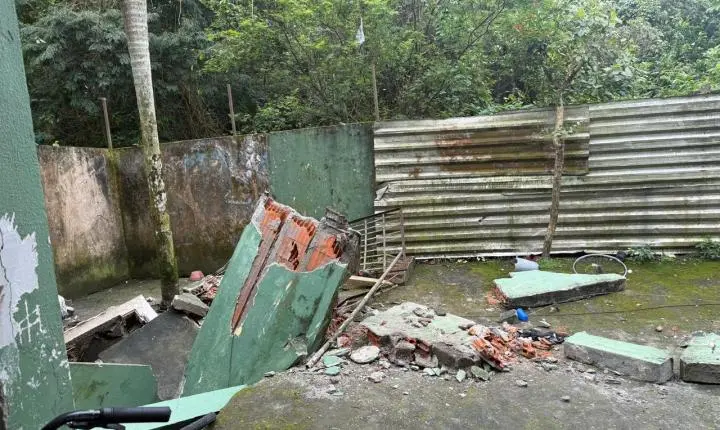 Duas crianças ficaram feridas após uma escada da residência cair em imóvel no Bairro da Barra