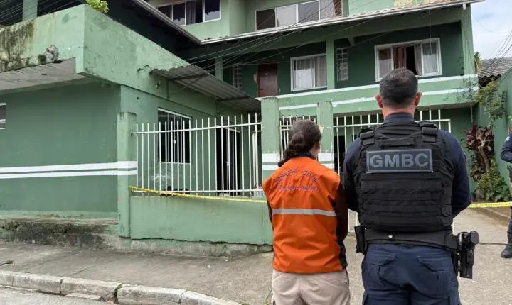 Duas crianças ficaram feridas após uma escada da residência cair em imóvel no Bairro da Barra