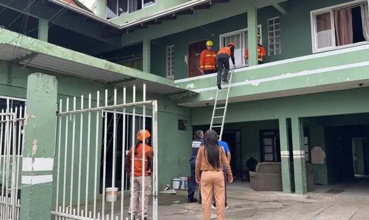 Duas crianças ficaram feridas após uma escada da residência cair em imóvel no Bairro da Barra