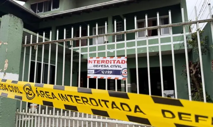 Duas crianças ficam feridas após uma escada da residência cair em imóvel no Bairro da Barra